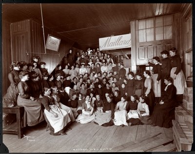 Portrait de groupe des employées avec un homme, probablement M. Maillard, chez Maillard